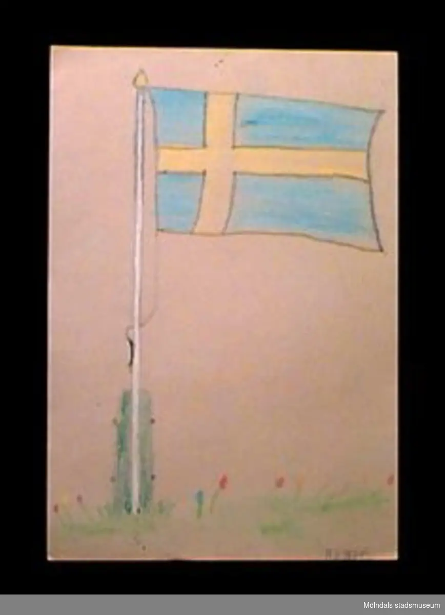 Teckning utförd med blyerts och krita. Teckningen föreställer den svenska flaggan.Givaren gick hela sin skoltid i Toltorpsskolan.