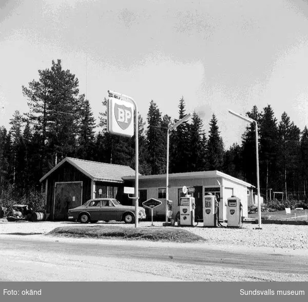 BP:s bensinstation i Kölsillre, Haverö. En volvo Amazon är på väg in.