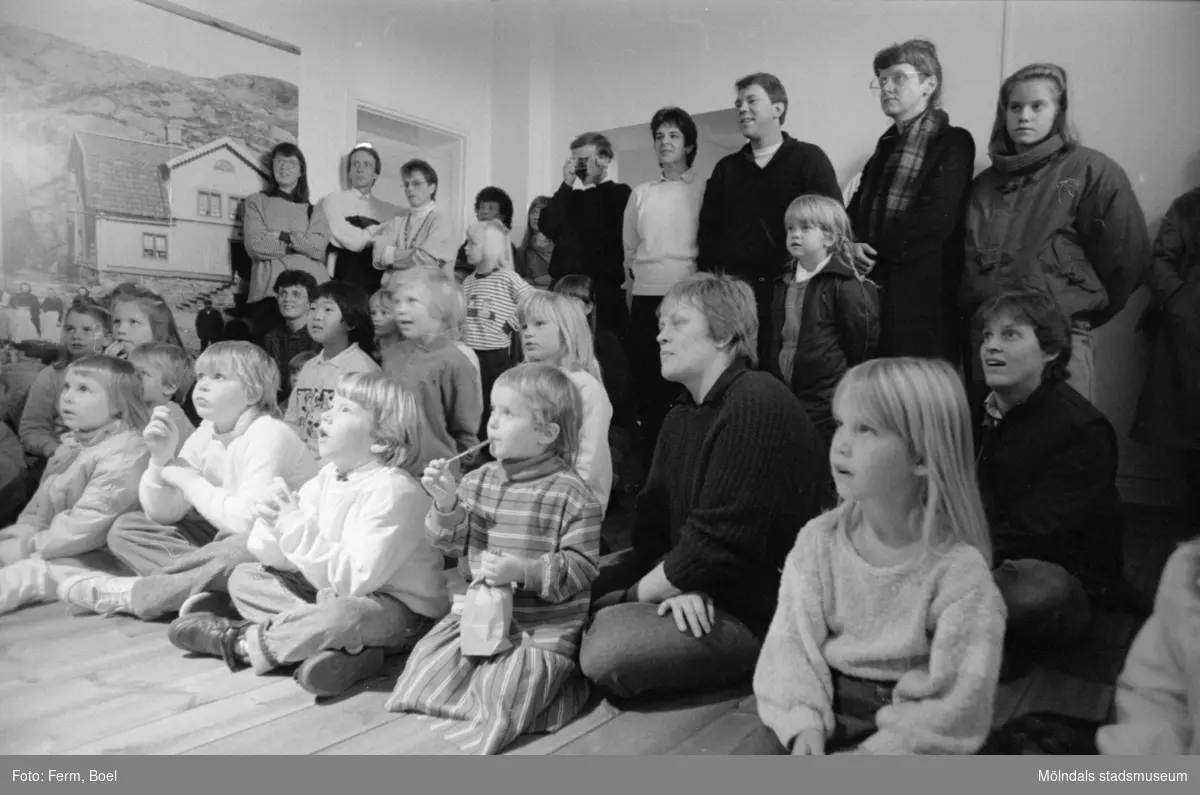 Familjesöndag på Mölndals museum den 20 november 1988. Sång och danslekar med Linda Olsbjörk. 
Dramatisering av fattigauktion med Susanne Brånålt. Dockteater av Skånhällaskolan.