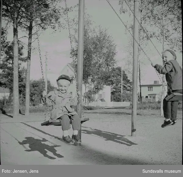 Lars Bylund t.v. son till Ingrid Jensen, med lekkamrat i lekpark i Sallyhill, september 1954.