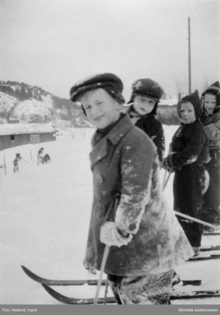 Bosgårdens barnträdgård 1938-1945. Pojkar som åker skidor.