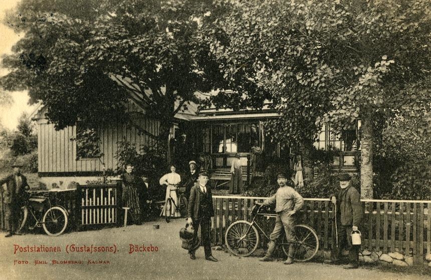 Poststationen Bäckebo, Småland. Den första poststationsföreståndaren vid inrättandet 1874 var handlanden V. Sjöman. Vykortet är adresserat till fanjunkaren herr G G Svensson i Hultsfred och frankerat med 5 öre Oscar II samt avstämplat Bäckebo den 22.11.1906. 