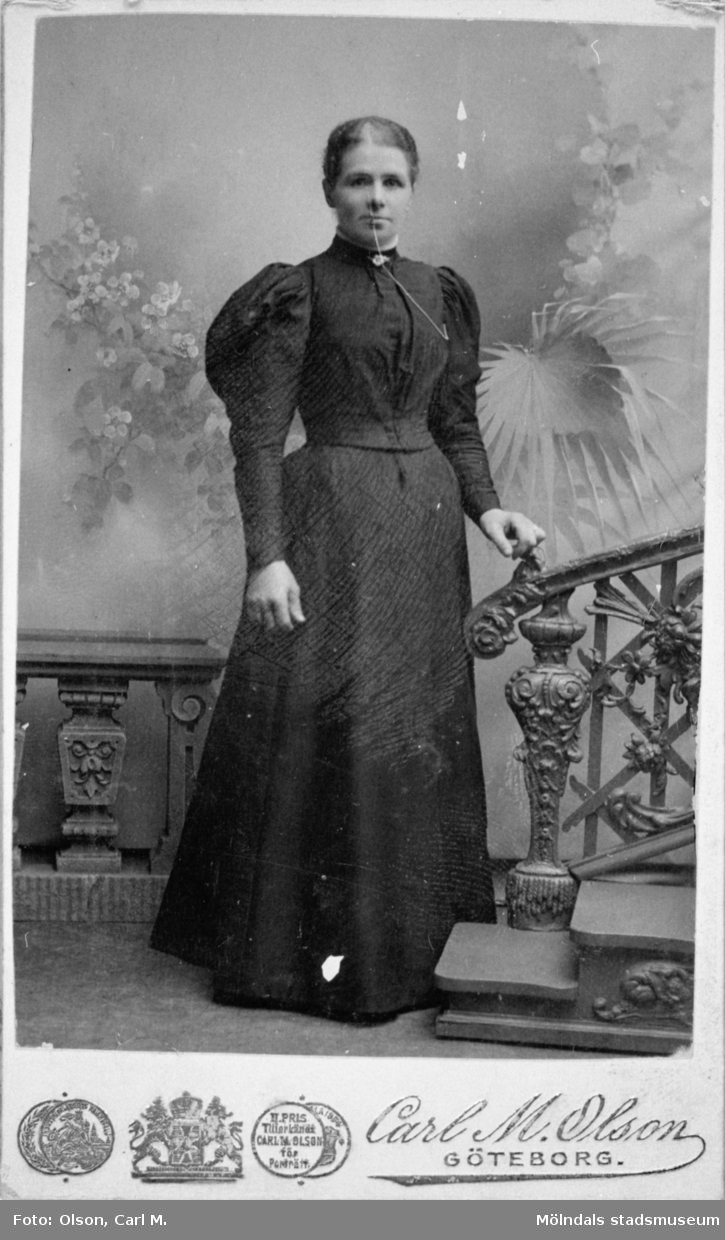 Josefina Eriksson, 1870-tal, moster till Valdeborg Johansson. Ur Valdeborg Johanssons fotoalbum.