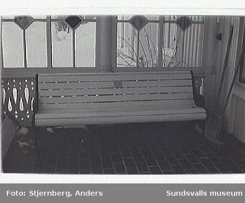 Äldre parksoffor från Bolinders i Stockholm, somstår på herrgårdsbyggnadens inglasade veranda.