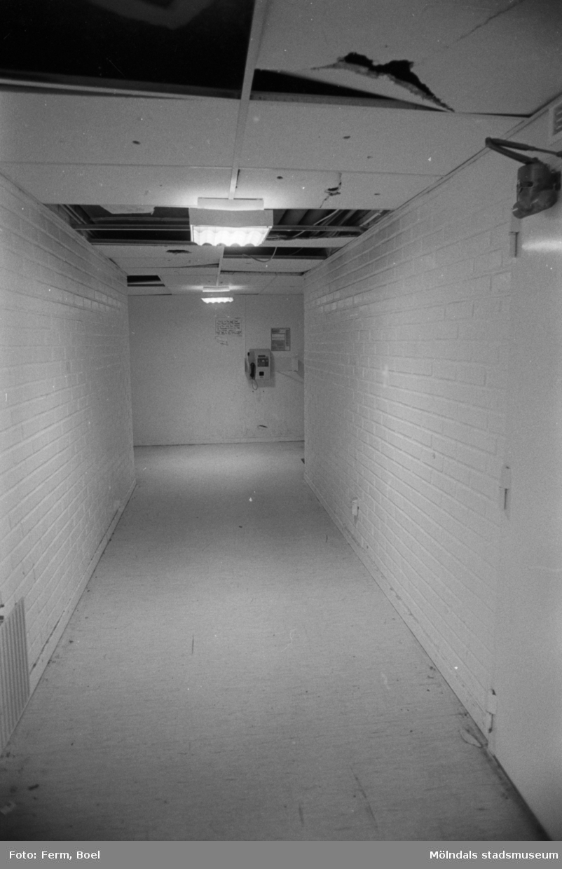 En korridor i en källare. Dokumentation av Sagåsens flyktingförläggning, 1992.