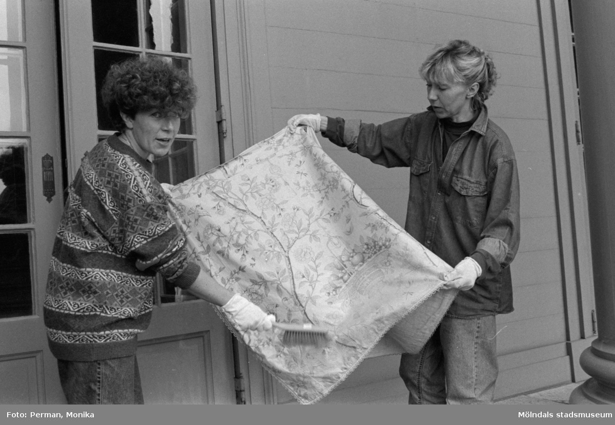 Antikvarisk storstädning på Gunnebo slott 1992. Antikvarie Ulla Hasselqvist och Kristina Wadensten borstar av ett tygstycke.