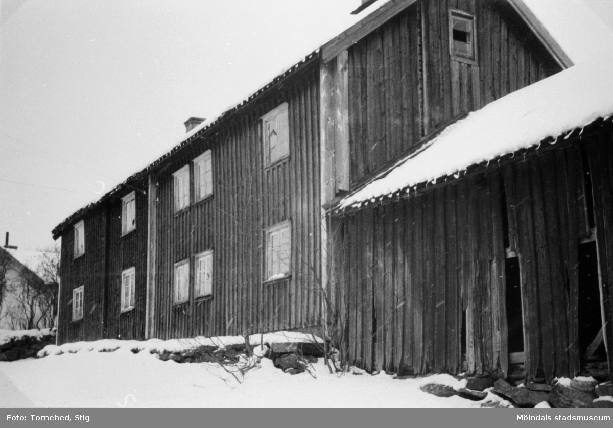 "Källares" arbetarbostäder i Anderstorp år 1947. Halva byggnaden ägdes förr av "Källares" gård och halva av August Werners fabriker, som där hade arbetarbostäder. Senare ägdes hela byggnaden av fabriken.