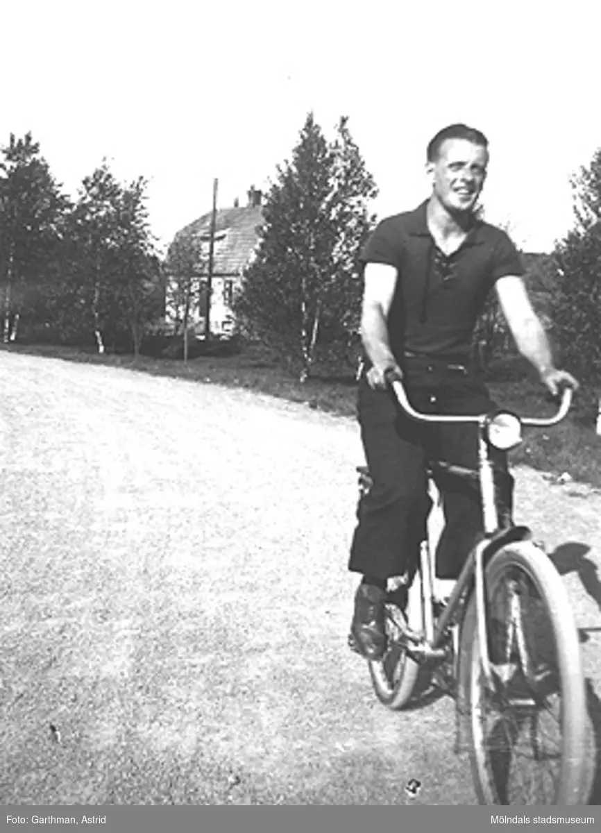 Helmer Garthman cyklar vid Fjärås Bräcka. 1940-tal.