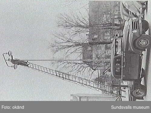 Elverkets stegbil, använd vid lampbyte i armaturerna. 1950-talets mitt. Ur fotoalbum från Sundsvalls Energi.