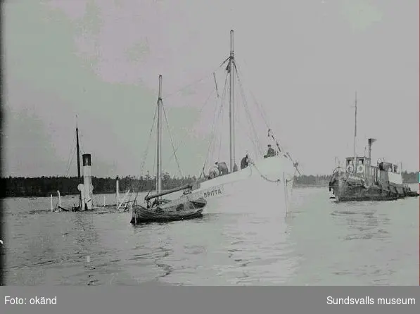 Fartyget "Britta" lastad med styckegods, bl.a. porslin från Gustafsberg, förliser i Bremösundet, 1936. "Britta" bärgades aldrig. Den lilla båten tillhör fiskaren Åhlin, hemmahörande i Stenvik på Alnö, vilken brukade fiska vid Bremökalven.