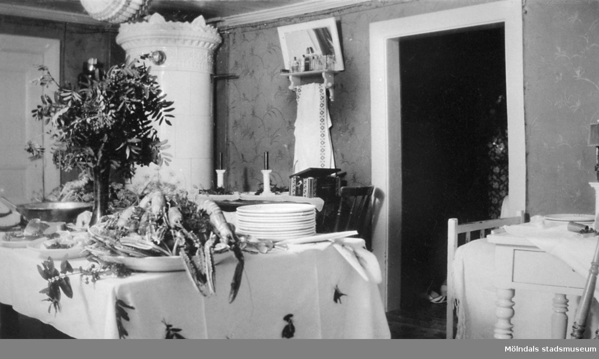 Kräftskiva i Karin Hasselbergs föräldrahem Fridhem, 1930-tal. Ägaren till fastigheten var fadern Victor Hasselberg som var möbelsnickare och dottern Karin arbetade som vårdarinna på Stretereds skolhem.