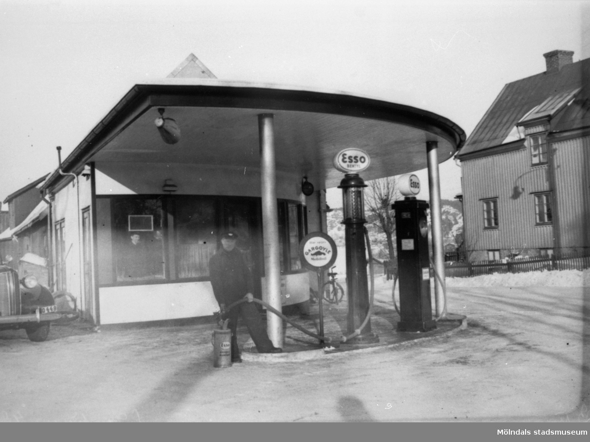 Gunnar Olssons bensinstation (Esso-tappen) i vinkeln av Frölundagatan och Toltorpsgatan år 1946.