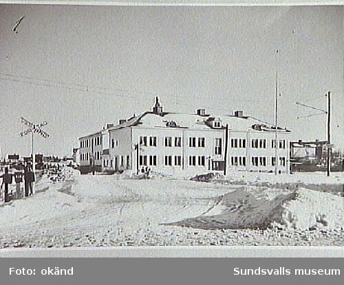 Medborgaren 1, Sköns Kommunhus 1950 ca. Observera varningsskylten vid järvägsövergången.