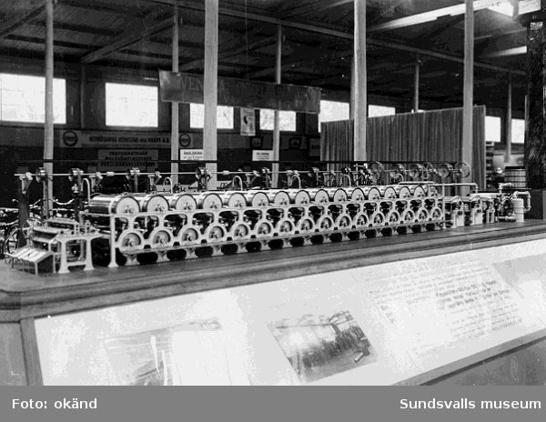 Cellulosatorkmaskin visas. Möjligen i Sundsvalls Förenade Verkstäders monter. Troligen Sundsvalls industrimässa 1928.