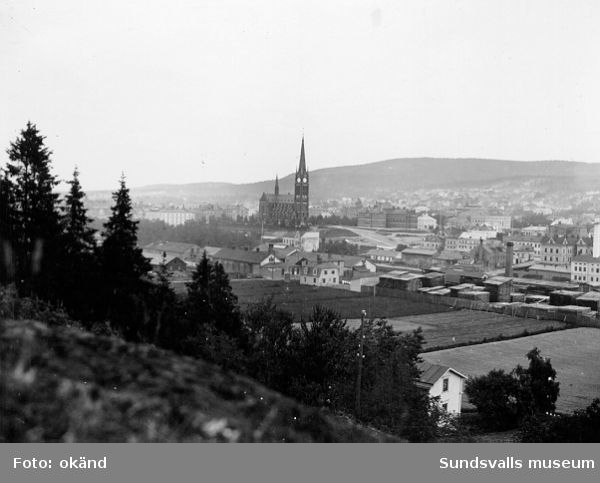 Vy över Sundsvall från Norra berget. Svensk Papps brädgård i förgrunden. GA-kyrkan mitt i bild.