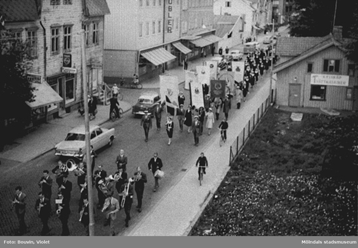 Fotografiet är taget från vinden på Frölundagatan 19 omkring 1960; (systembolaget finns nu på denna tomt). I huset Frölundagatan 19 fanns Kafé Fridhem. Man ser från vänster Frölundagatan 18, 16-14, 12-10 (brädgården) och 15 (till höger om gatan).