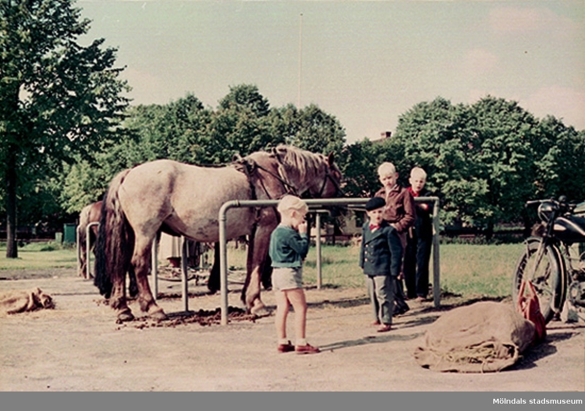 Torghandlarnas hästar och några barn står på Nya torget. Det låg på gränsen mellan Mölndals kvarnby och Trädgården.