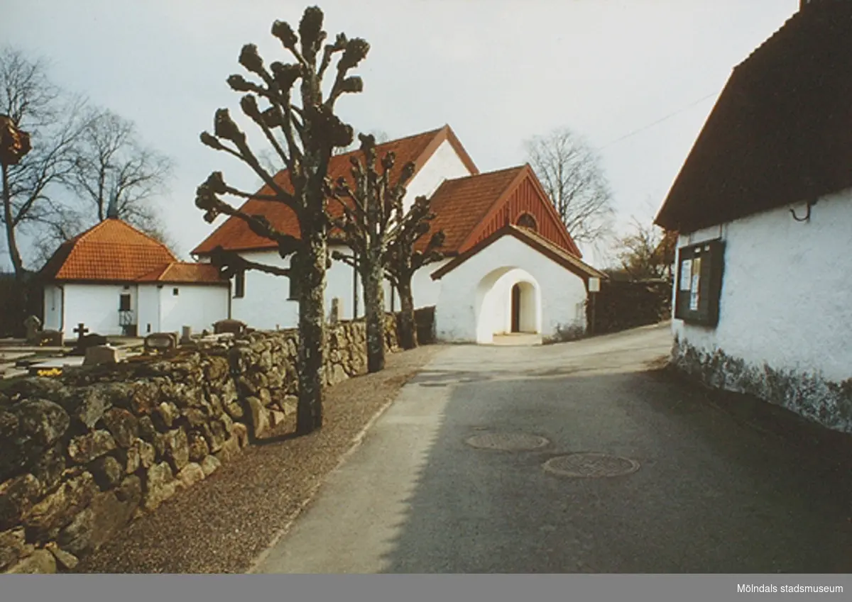Från kyrkan leder "Natur- och kulturstigen Livered" där man kan följa de gamla Liveredbornas kyrkväg.