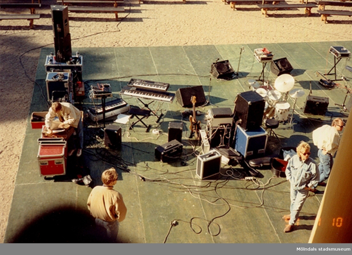 Förberedelser inför konsert utanför Gunnebo slott i juli 1991.