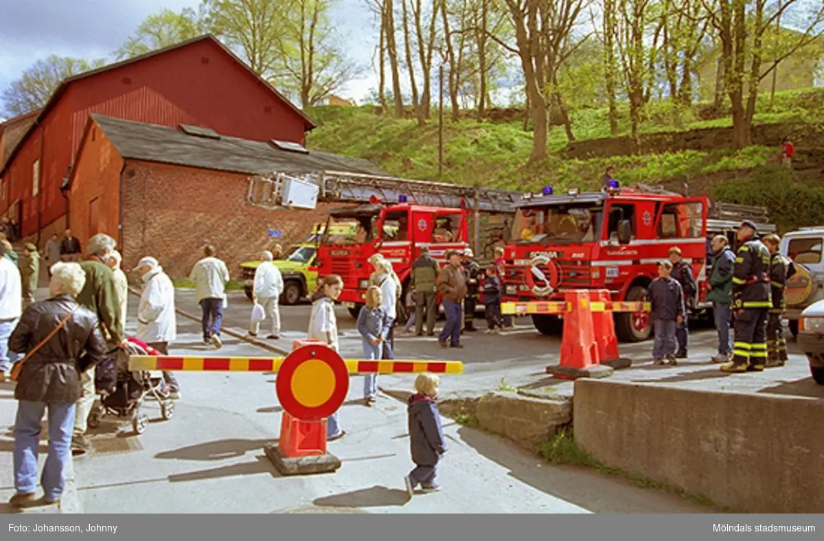 Ambulans och brandbilar från 1937 och 1990-tal visas vid Götasforsliden.
