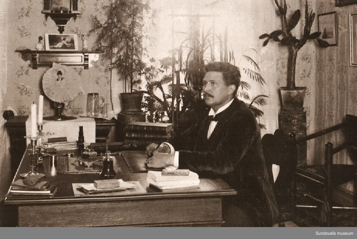 Redaktör Gottfrid Frösell vid sitt skrivbord i bostaden. Frösell som ursprungligen härstammade från Östergötland var bl a redaktör för Norrlänningen (1889-1991). Grundade tillsammans med Alexis Björkman Sundsvalls Nyheter 1891, samt var redaktionssekreterare i Nordsvenska Dagbladet en tid.
Han arbetade även på Sundsvalls Tidning och blev senare redaktör för Sundsvalls Dagblad (-1900).