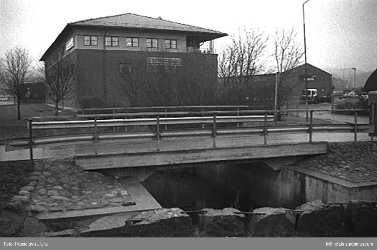 Gatukontoret vid Skedebron, från nordväst, 1996-01-16.