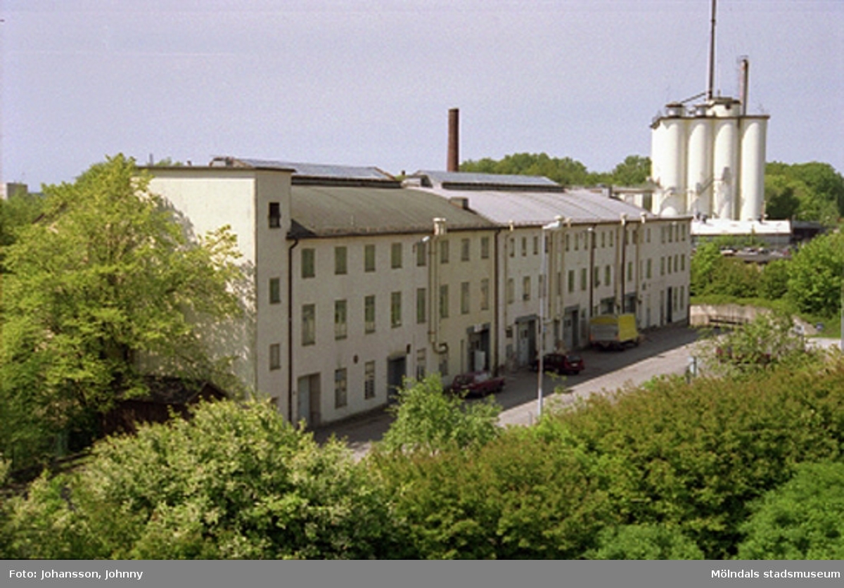 Vy från nordost på f.d strumpfabriken "Strumpan" (efter Viktor Samuelsons fabrik), år 2000. Kvarnbygatan passerar förbi och till höger i bakgrundens skymtar Soabs silotorn.