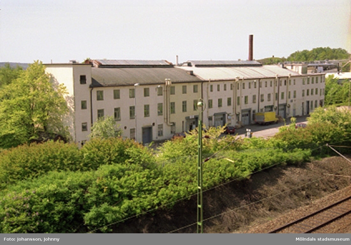 Den f.d strumpfabriken "Strumpan" (efter Viktor Samuelsons fabrik) och området omkring, år 2000. Boråsbanan skymtas i framkant.
