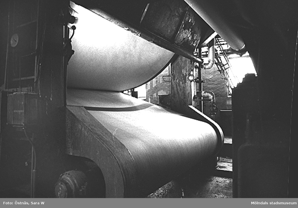En maskin för papperstillverkning, 1980-tal.
Bilden ingår i serie från produktion och interiör på pappersindustrin Papyrus.