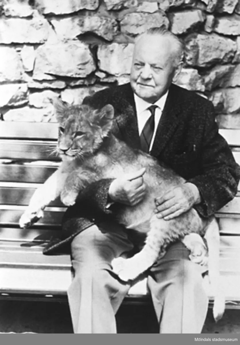 Erik Tengblad sittandes med en lejonunge i knät, okänt årtal. Han var morfar till fotografen Lennart Sjöström.