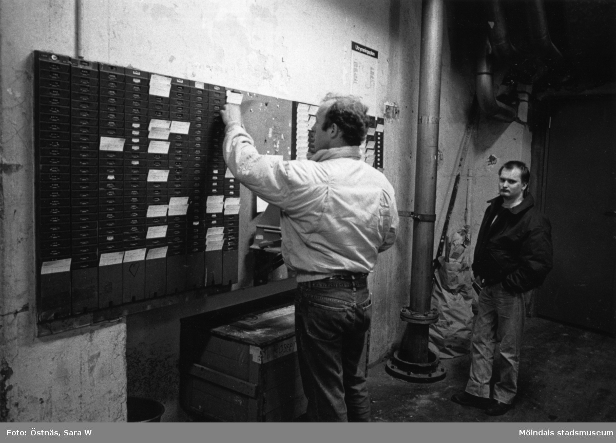 Jan Callesen och Peter Forsberg stämplar in på pappersbruket Papyrus i Mölndal, år 1990.