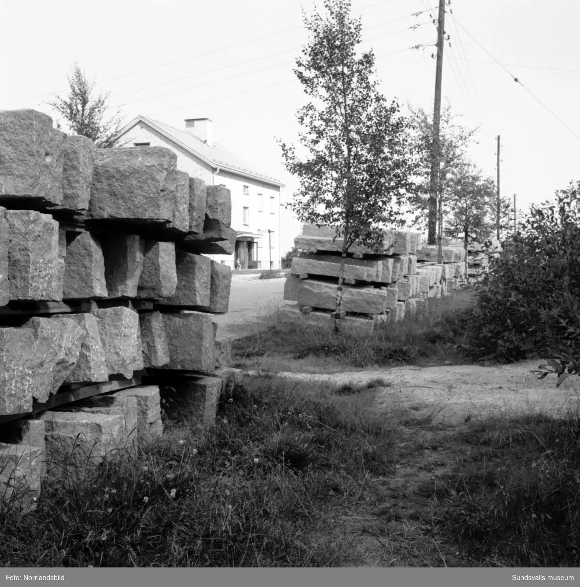 Upplag av kantsten på Södermalm. På den första bilden syns fastigheten på Södra Allén 8 mellan stentravarna