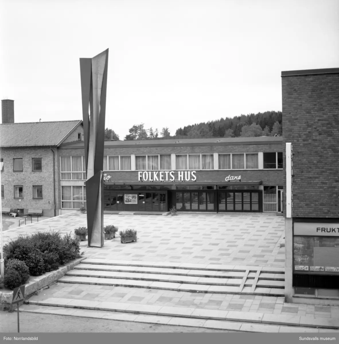 Exteriörbild av Skönsbergs Folkets hus med Arne Jones skulptur Spiral reflex.