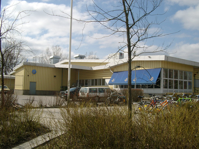 Postcenter Nyköping, Norrköpingsvägen 9, 611 00 Nyköping. Närområdet samt fastigheten som inrymmer Postcenter.