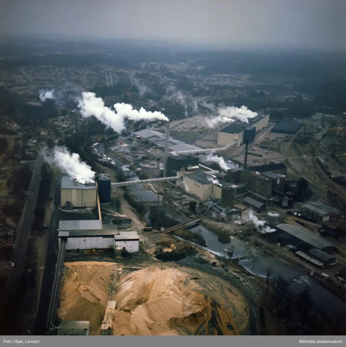 Flygfotografi över Hylte Bruks fabriksområde, år 1974.