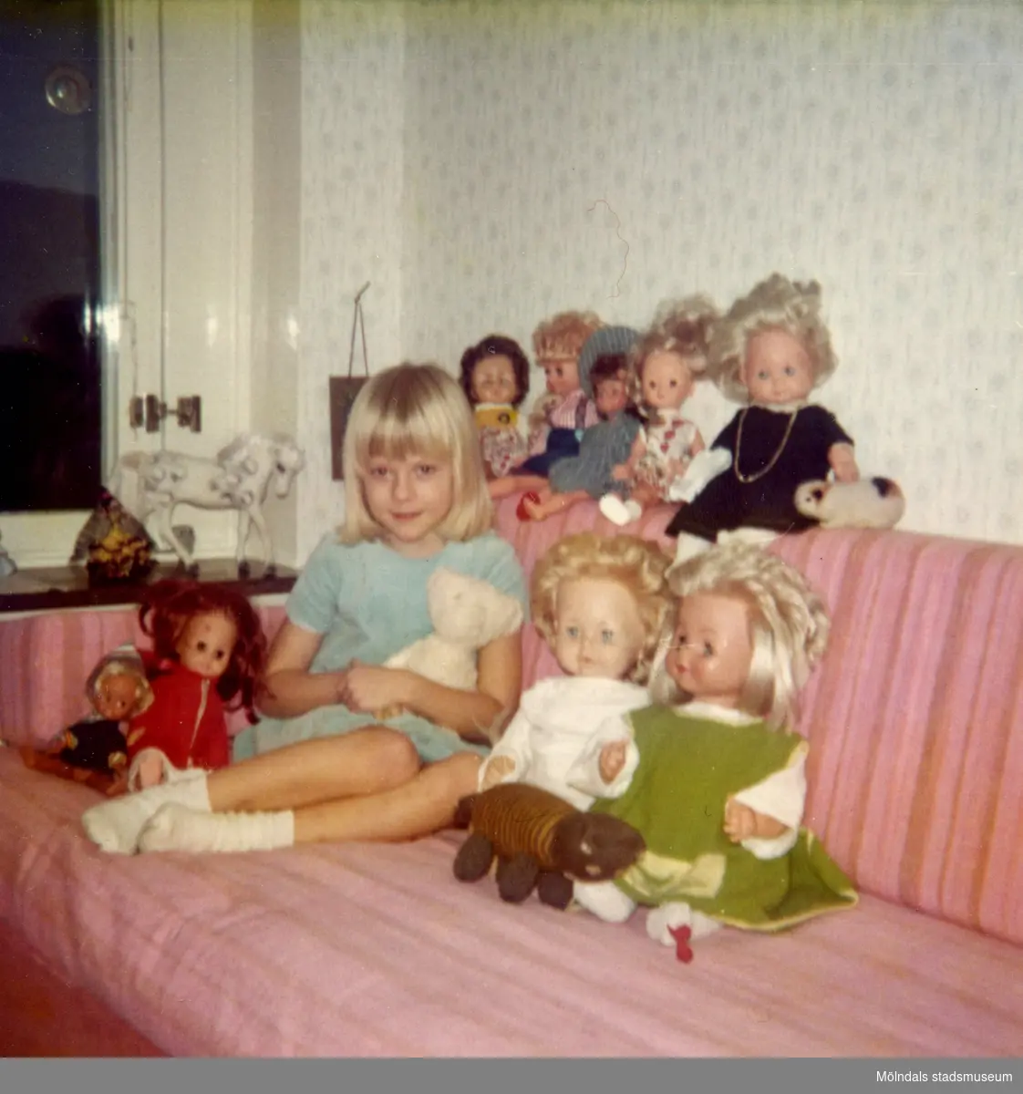 Christine med alla dockor i sovrummet på Delbancogatan i Mölndal, 1976.