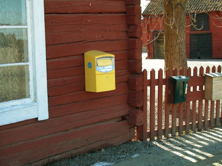 Brevlådor och postlåda på äldre timrat hus i Tibble, Knivsta.