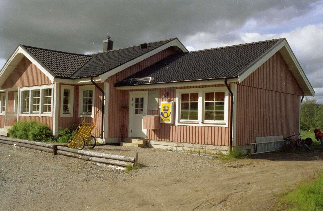Exteriör av posten i Råstrand. Fram till 1/12 1985 var posten i
Råstrand glesbygdspostställe och tidigare från 1/4 1966 postombud.
Ortsadressen är Blattniksele.