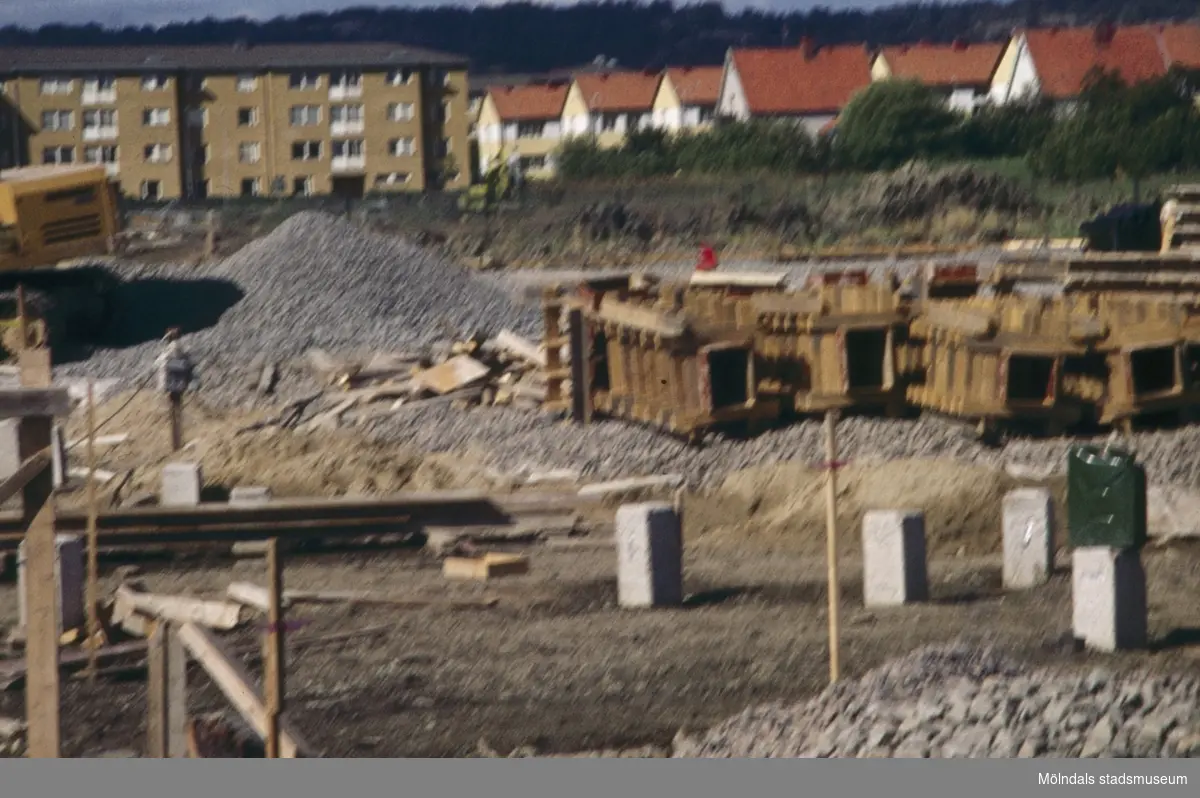 Bostadshus vid Varmblods- och Kallblodsgatan under byggnation i Åby, Mölndal, på 1960-talet. Till höger ses Solgårdarna vid Bragegtan.