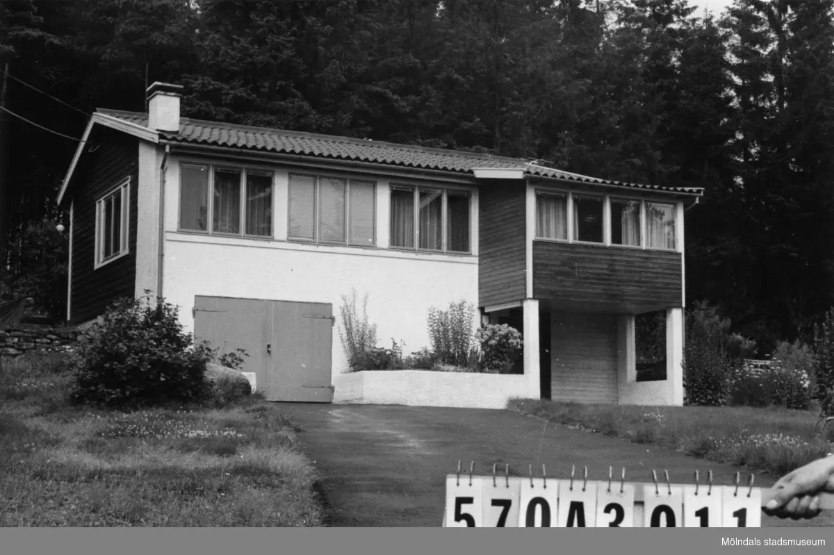 Byggnadsinventering i Lindome 1968. Annestorp 2:66.
Hus nr: 570A3011.
Benämning: permanent bostad.
Kvalitet: mycket god.
Material: sten, puts, trä.
Övrigt: riktigt fint.
Tillfartsväg: framkomlig.
Renhållning: soptömning.