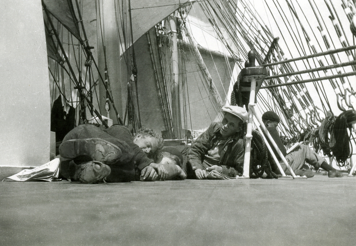 Ombord på Abraham Rydberg "söndag eftermiddag" Sydatlanten Wallaroo SA-Falmouth för order mars 1934. Göran Carlsson med fötterna. Åke Rudin vilande mot trossbänken