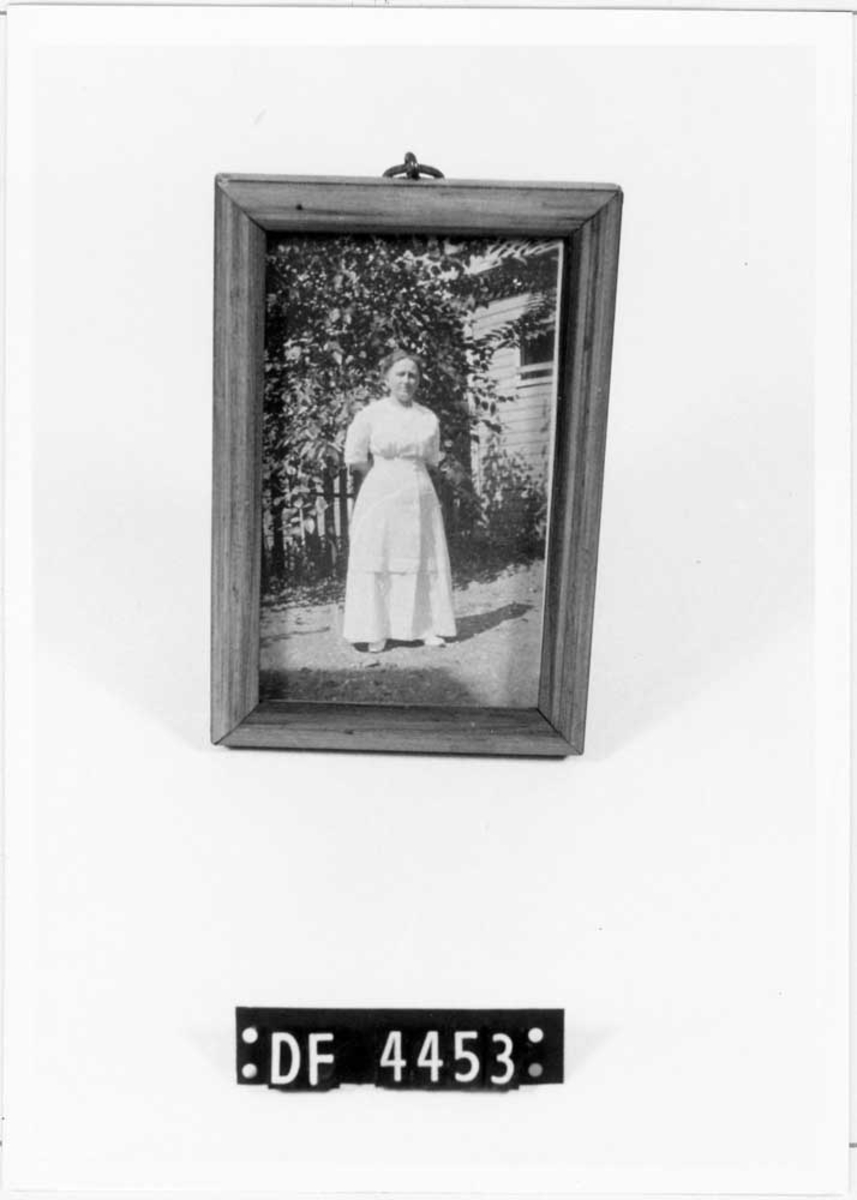 Kvinne i hvit kjole. Fotografert ute.

Karen Nelson, f. Bilstad 1874, gift i Amerika med Karl Nelson.