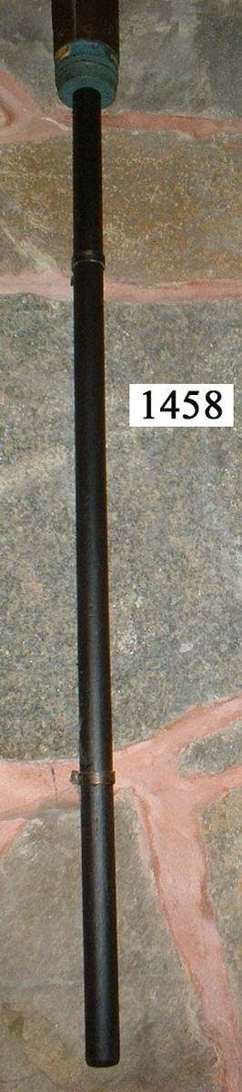 Viskarekolv, av trä, cylindrisk, klädd med siamrot, för 120 mm kanon, m/1879. Svartmålad. Modellen fastställd 1884-01-11. Ver 143, april 1979.