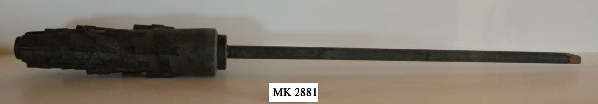 Pusikan eller fyrlans. Material: trä med järnbeslag. Kontruktion liknande Nr 2882.
Hör samman med mordslag MM 3192