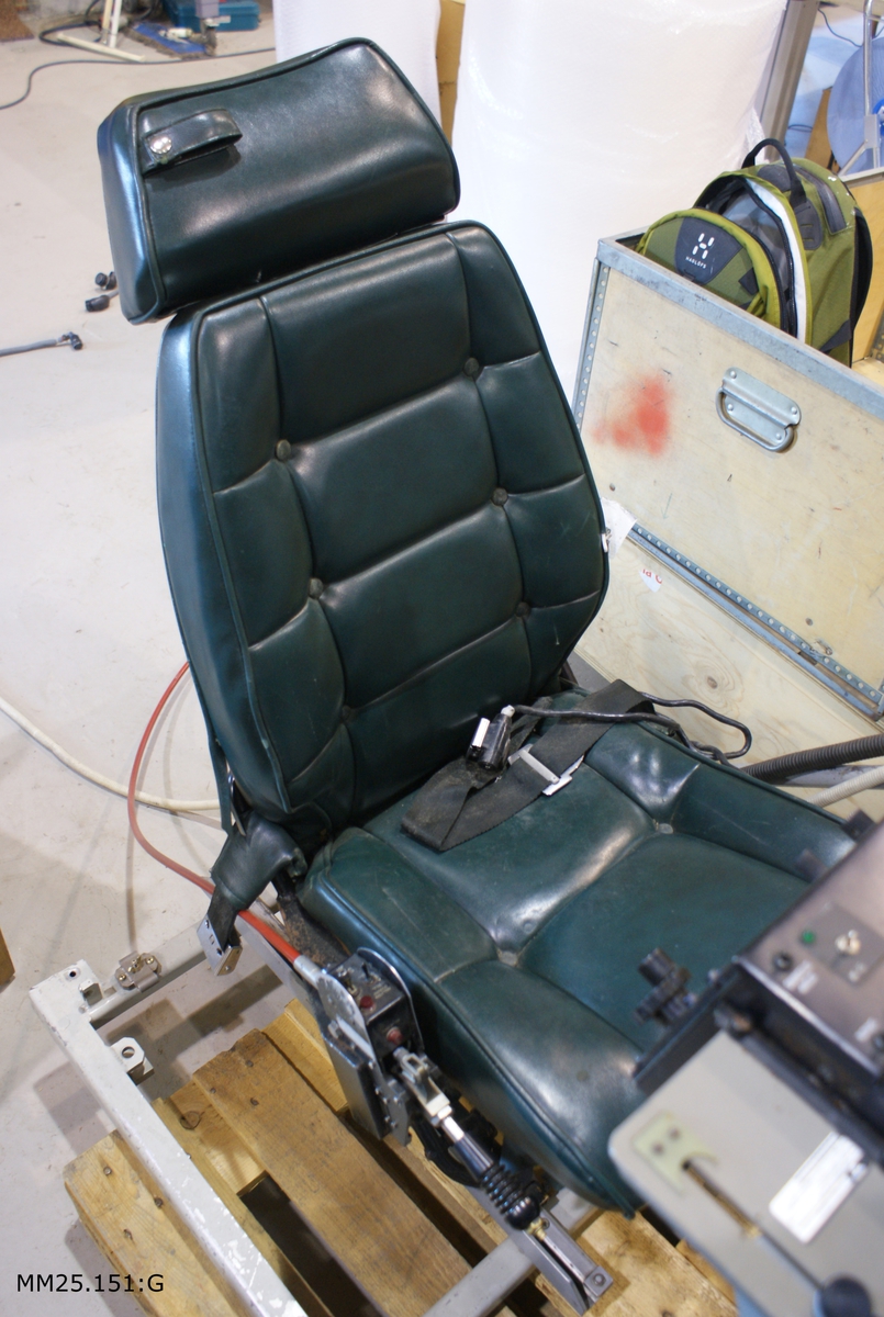 Grön stol klädd med galon. Nackstödet har knäckts till och är därför något löst. Stolen fast monterad i hydrofonens stativ.
I stolens framkant finns en liten låda som kan fällas ner. I lådan ligger godispapper kvar sedan stolen användes i en helikopter.