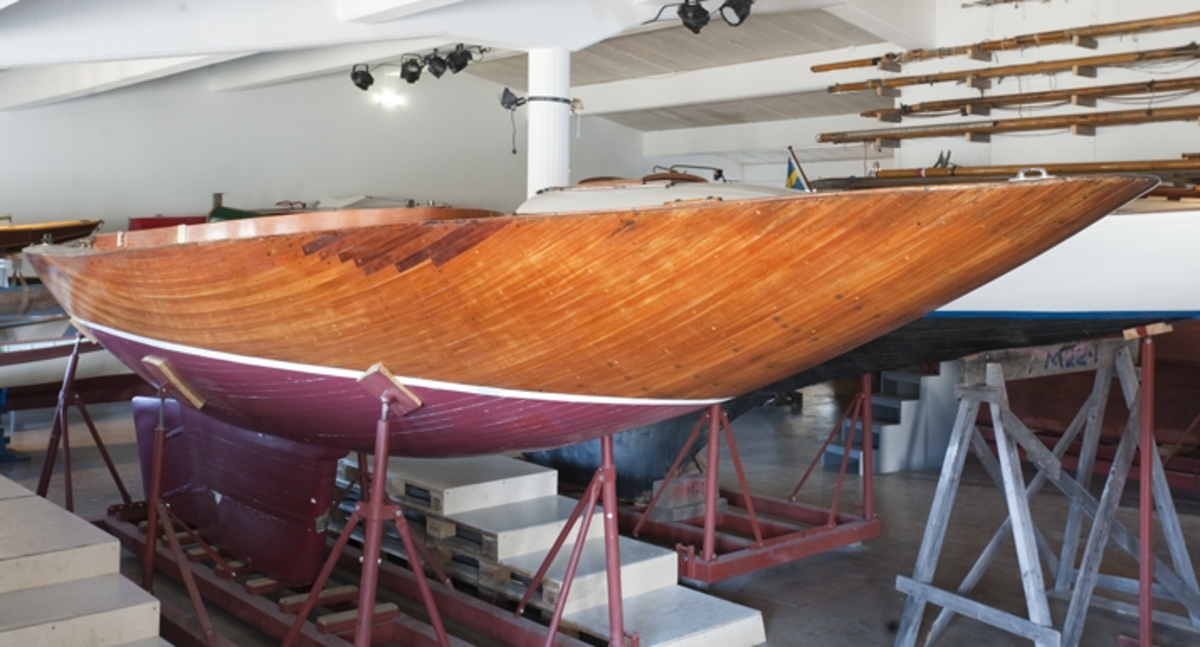 The Ljungström crusier Ljunga in the museum was for many years owned by the Svenmar family in Stockholm. They had the boat registered in the Årstavikens Segelsällskap (the Årstaviken Sailing Society, ÅSS), and in the summer they used it for month-long voyages, mainly in the Stockholm archipelago. The Ljungan has never had an engine; when the wind failed, the boat had to be rowed.

The designer Fredrik Ljungström (1875-1965) was an engineer, inventor and industralist. His spare time was devoted to sailing. After using conventional sailing boats for many years, he wanted a seaworthy vessel that could be sailed by one person. The Ljungan was presented in the big light hall of the department store NK in 1935. The new boat attracted much attention and caused a vivid and at times heated debate, mostly concering its rigging.

The rig has a mast that can be rotated from the cockpit by means of ball bearings and a rope. The sailing is triangular and has no boom, and it can be rolled up around the mast. It is thus easy to get the desired sail area without having th get up on deck and take in sail. The sail has a double-layer canvas, and when running downwind the canvas is spread like butterfly wings and the sail area is doubled. When sailing, the mast is kept by a stern backstay; otherwise, it is entirely unsupported.

By experiments with different hull shapes in the test facilities at the KTH technical university, Ljungström found the most seaworthy hull shape, with the profile of a circular bow. This hull caused minimal water resistance and had remarkable advantages when it came to seaworthiness. Even the setions of the hull above the waterline were aerodynamically shaped to make the boat sail well when going by the wind – thus the Ljungan's wide, rounded bow and narrow stern.

In the 1930s many Swedish boat clubs had their lottery boats fitted with Ljungström rigs and many tests with these were undertaken. The boats were considered to have good sailing qualities, especially when sailing close to strong winds. The Ljungström rigging held its ground against convential rigs, but Swedish sailors were septical. The Kungsör boatyard put a Ljungström boat – the Twin Wing – in serial production for the export market.