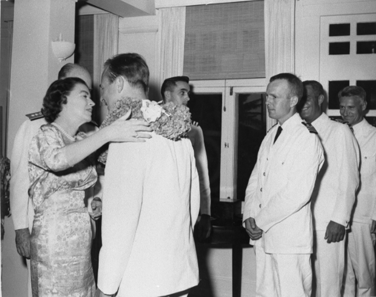 Bilden visar mottagning i Pearl Harbor, Honolulu hos den befälhavande amiralen, som skymtar bakom sin hustru vars högra hand vilar på sekonden (då tjf FC), kommendörkapten 2.gr Emil Charpentiers axel. Till höger om honom syns Älvsnabbens artilleriofficer, kapten Ulf Samuelsson.