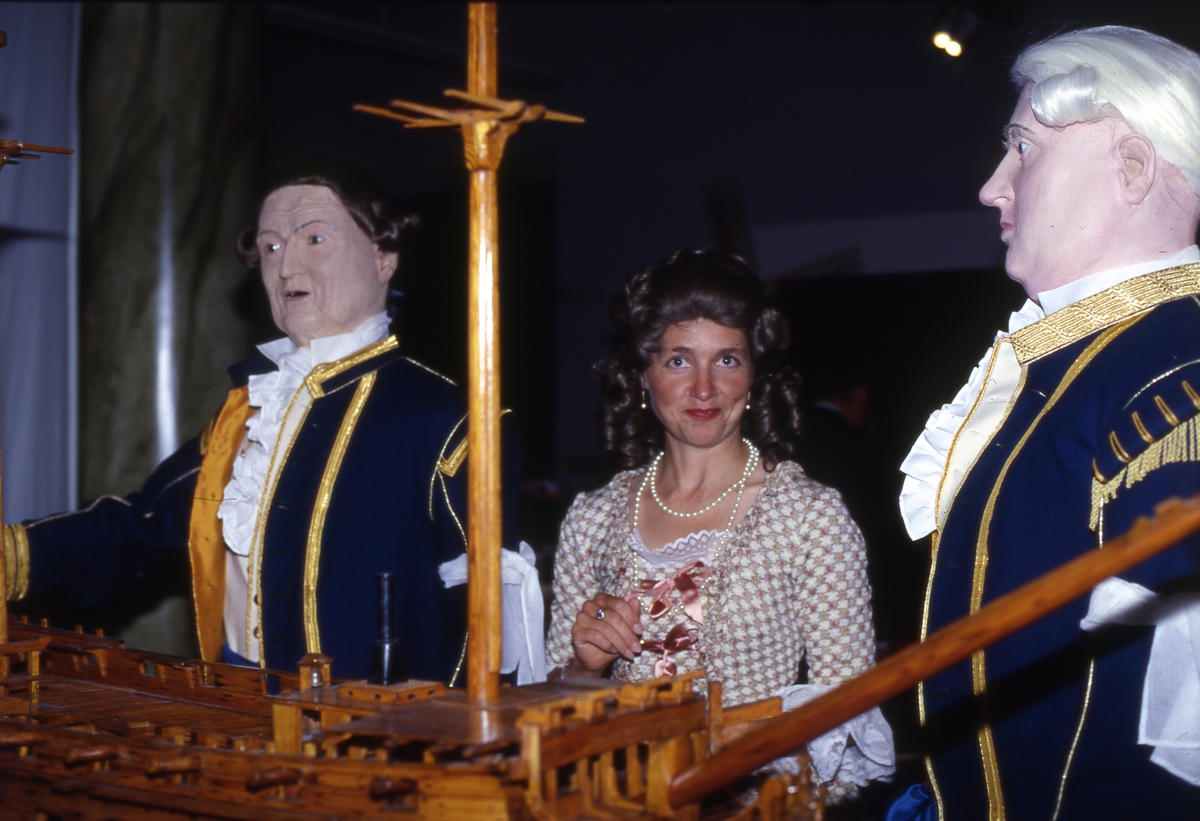 Modellkammaren 250 år. Emma Having i utställningen tillsammans med Chapman och Henrik af Trolle.