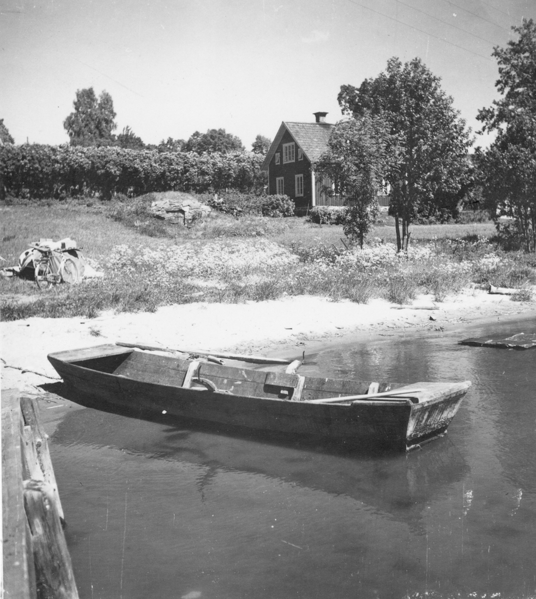 Uppland, Stockholms län, Frötuna skeppslag, Länna socken, Bergshamra. Flatbottnad eka vid Bergshamra brygga. juni 1950