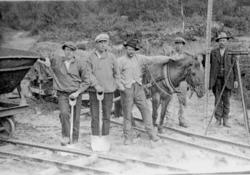 Bygging av jernbane, fem menn med hest i arbeid.